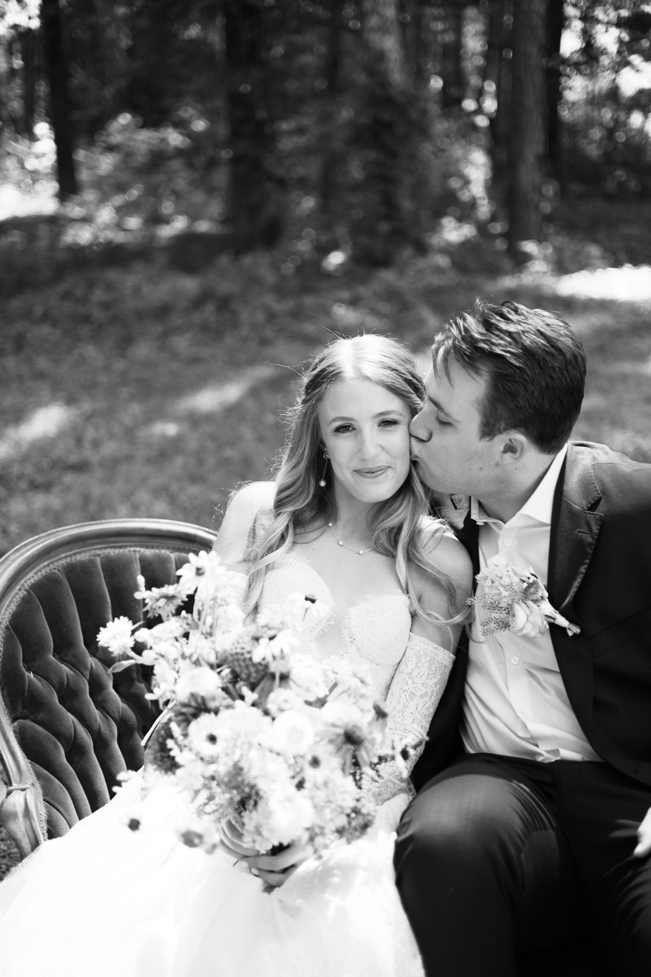 The couple on a garden chair, in black and white