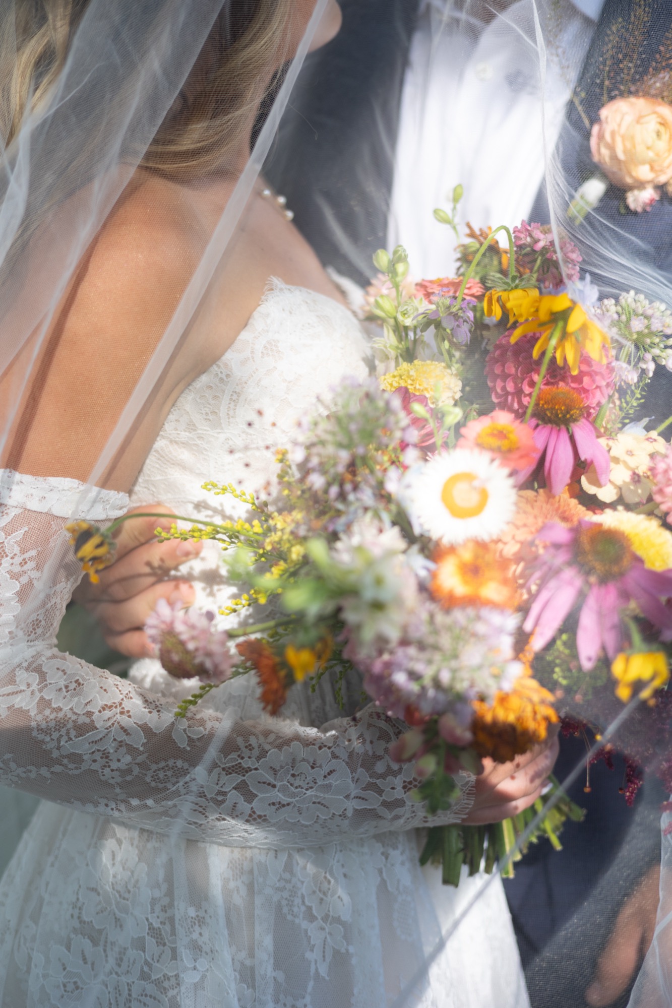 The bouquet seen through the veil