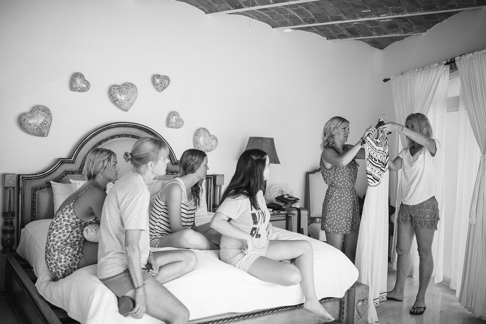 The bride and her friends in the bedroom, in black and white