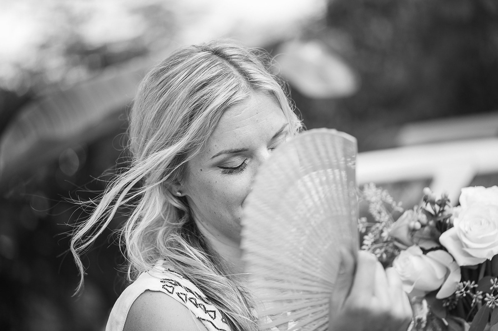 The bride behind a fan, in black and white