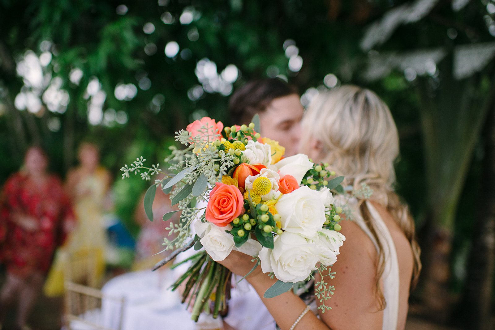 A kiss behind the bouquet