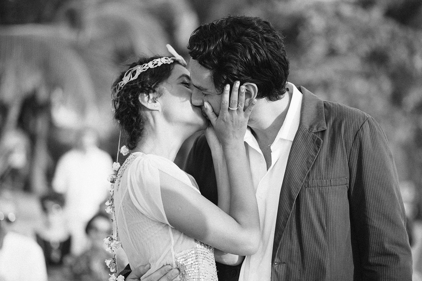 The kiss at the arch, in black and white