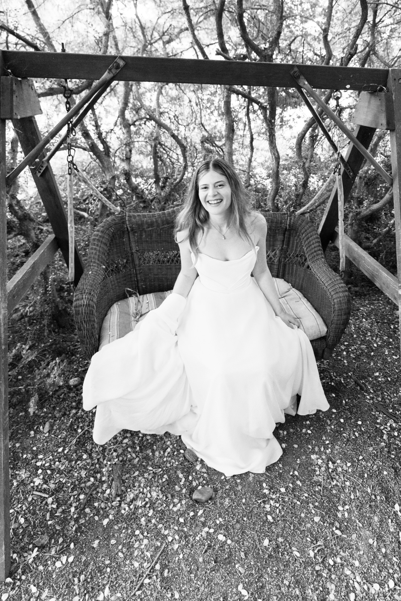 The bride on a wooden swing, in black and white