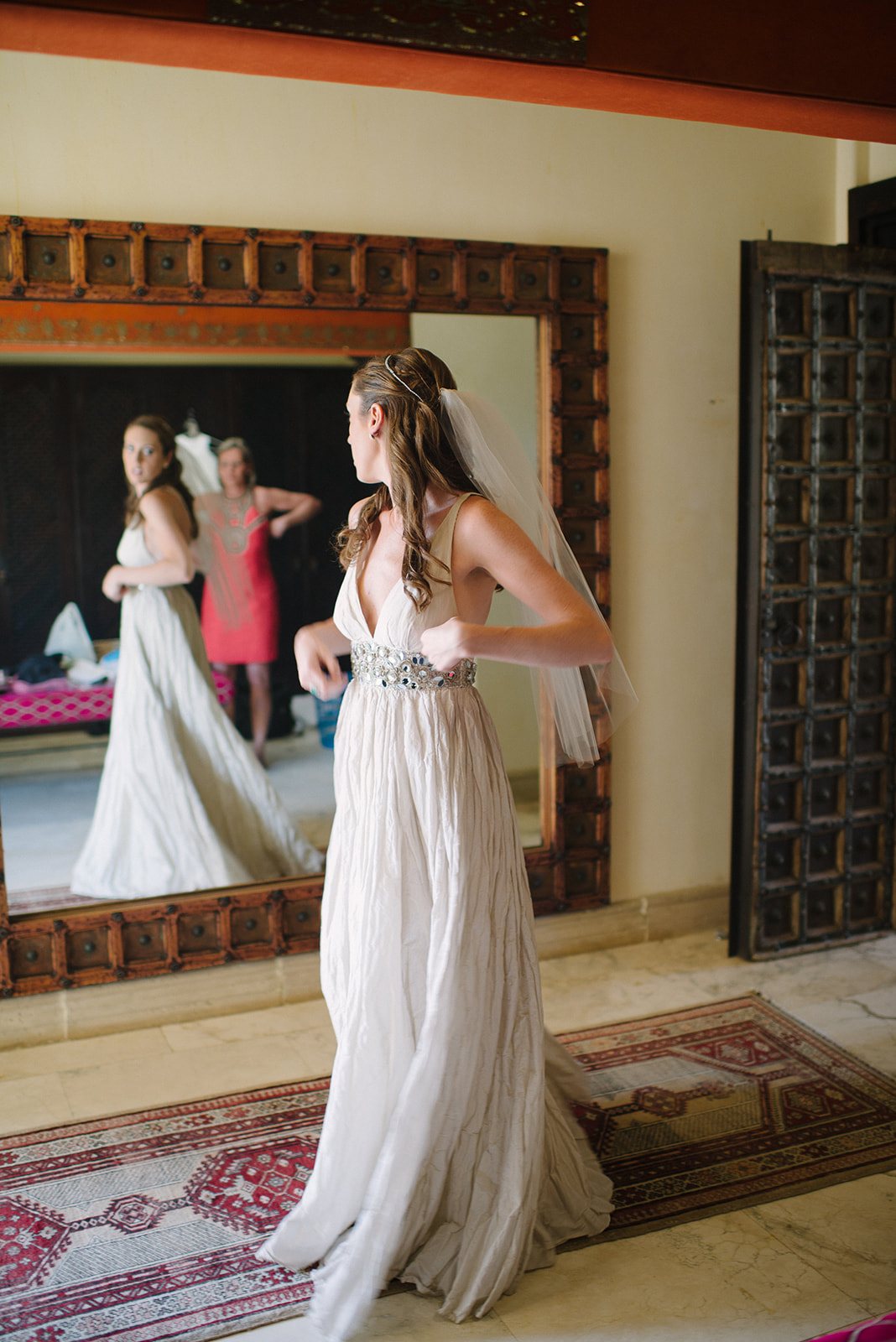 The bride at the mirror in her gown