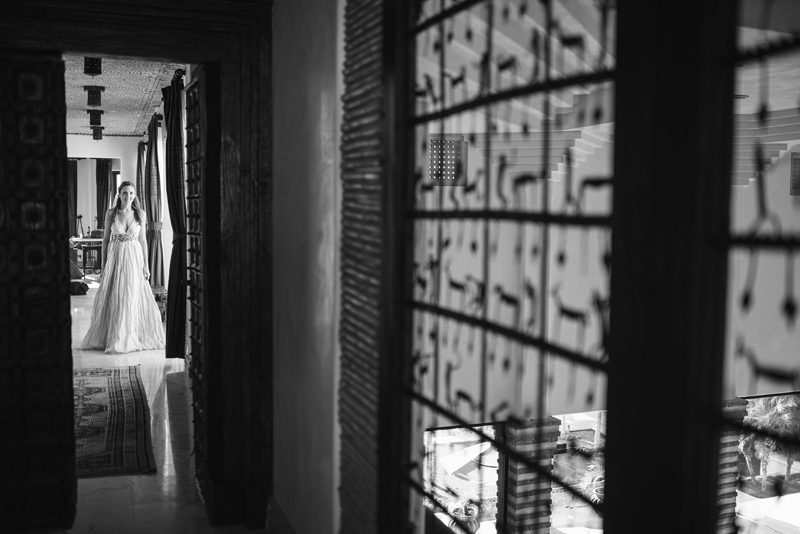 The bride walking a tiled corridor, in black and white