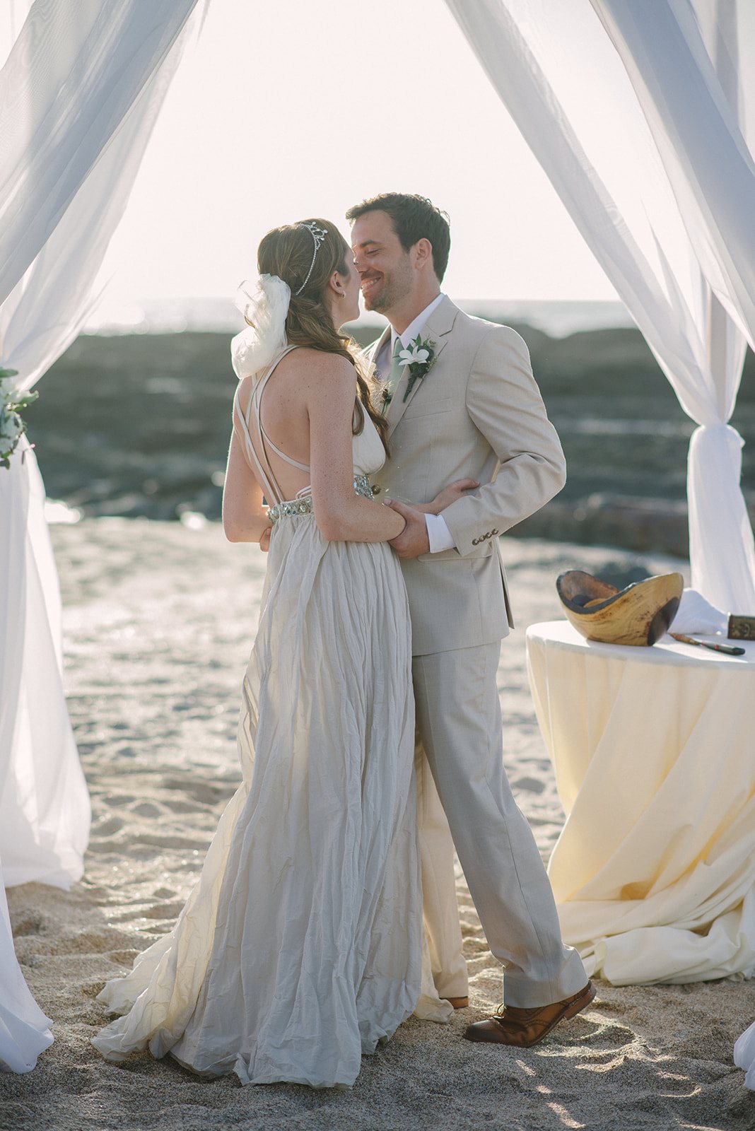 The couple at the altar by the sea
