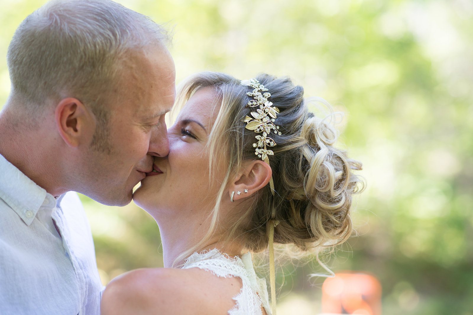 A kiss in the trees